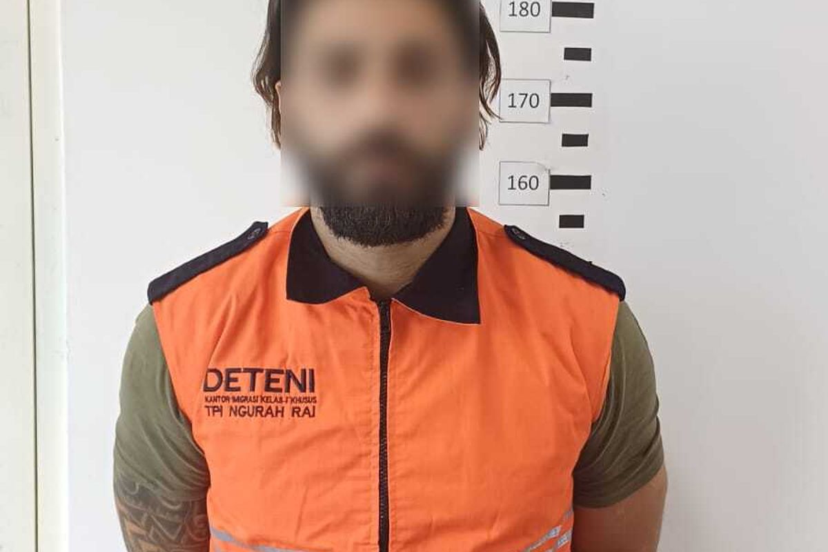 SAB (38), pria berkewarganegaraan Aljazair usai ditangkap Imigrasi pada Rabu (17/4/2024). Dia tangkap karena kerap berbuat onar dan overstay di Bali.