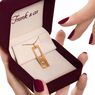 Kalung Emas dengan Inisial Huruf dari Frank & Co Tampil Modern