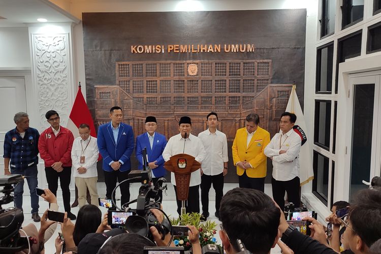 Capres-cawapres terpilih, Prabowo Subianto-Gibran Rakabuming, dalam jumpa pers searah yang digelar usai penetapan keduanya sebagai capres-cawapres terpilih hasil Pilpres 2024 di kantor KPU RI, Rabu (24/4/2024).