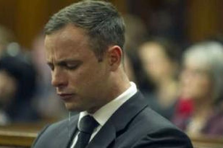 Oscar Pistorius mendengarkan putusan hakim di pengadilan Pretoria. 