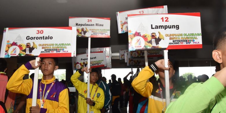 Para peserta Olimpiade Olahraga Siswa Nasional (O2SN) tingkat SD, SMP serta Pendidikan Khusus dan Layanan Khusus (PKLK) saat pembukaan event tersebut di UTC Hotel Jl Kelud Raya, Semarang, Jawa Tengah, Senin (26/8/2019).
