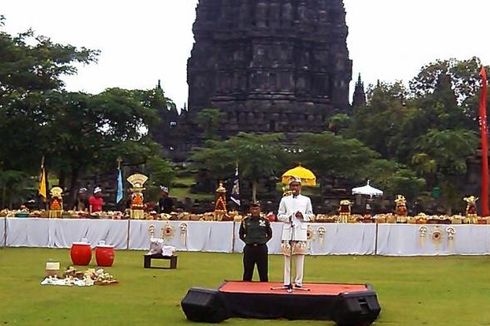 Ke Prambanan, Jokowi dan Istri Pakai Pakaian Adat Bali