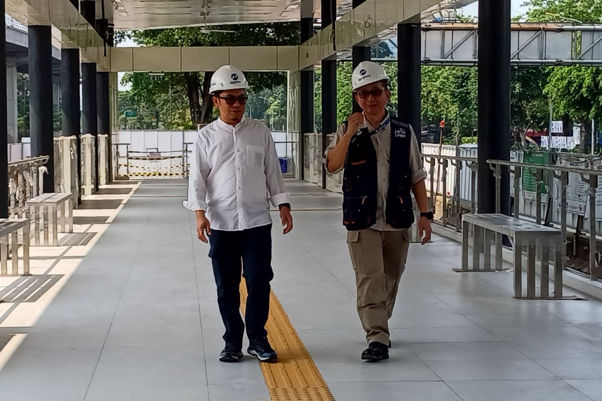 Direktur Utama PT Transjakarta Welfizon Yuza saat menilik progres revitalisasi Halte Cawang Central, Jakarta Timur, Jumat (17/11/2023).