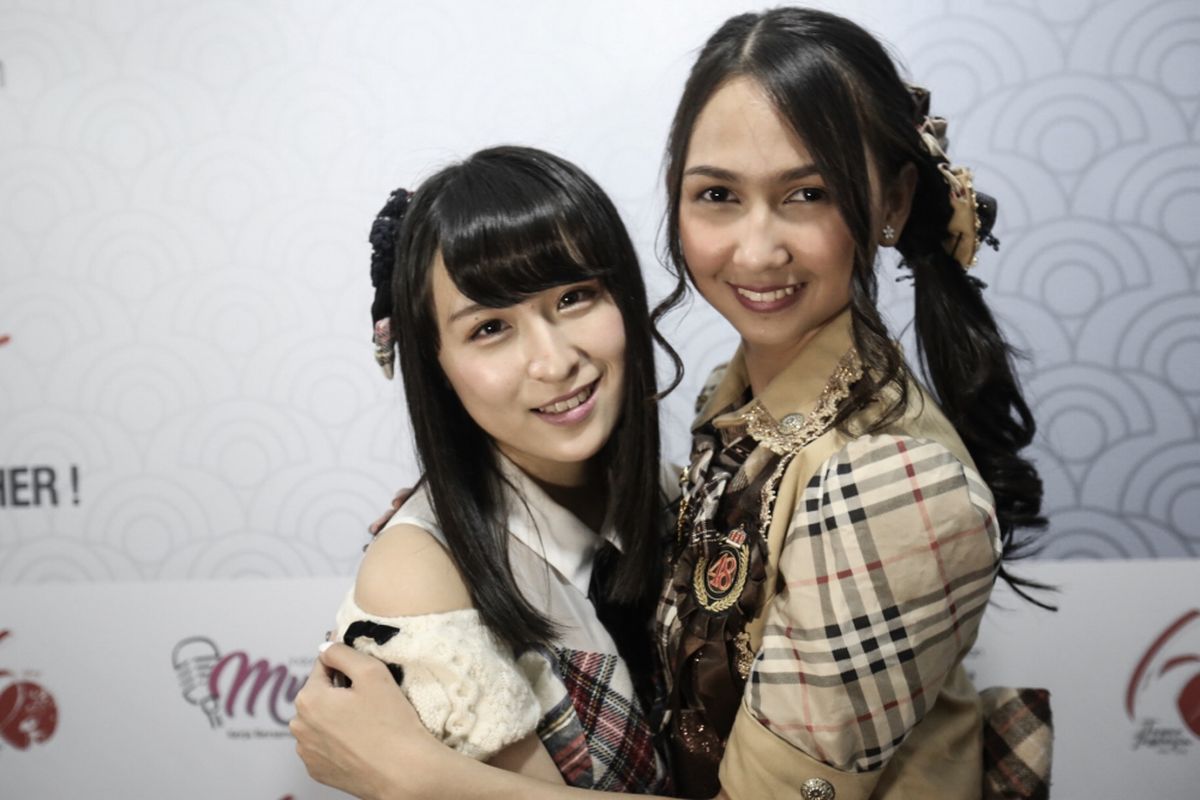 Member JKT48 Stephanie Pricilla (kanan) dan member AKB48 Saya Kawamoto berpose usai menghibur para penonton dalam acara Jak-Japan Matsuri 2018 di Plaza Tenggara, Gelora Bung Karno (GBK), Senayan, Jakarta, Minggu (9/9/2018). Stephanie dan Kawamoto mengikuti program pertukaran pelajar JKT48-AKB48 selama satu bulan.