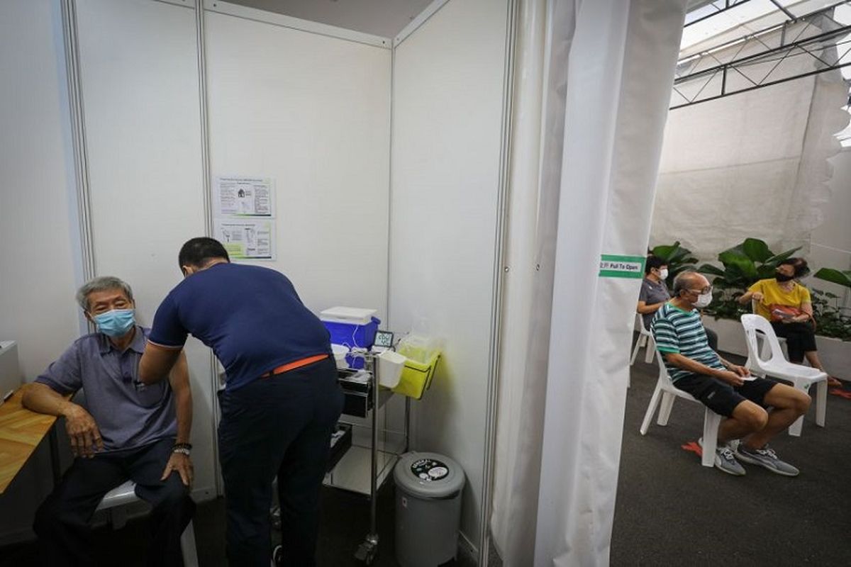 Seorang lansia Singapura menerima vaksin Covid-19 buatan Pfizer-BioNTech di Poliklinik Ang Mo Kio, Rabu pagi (27/01/2021)