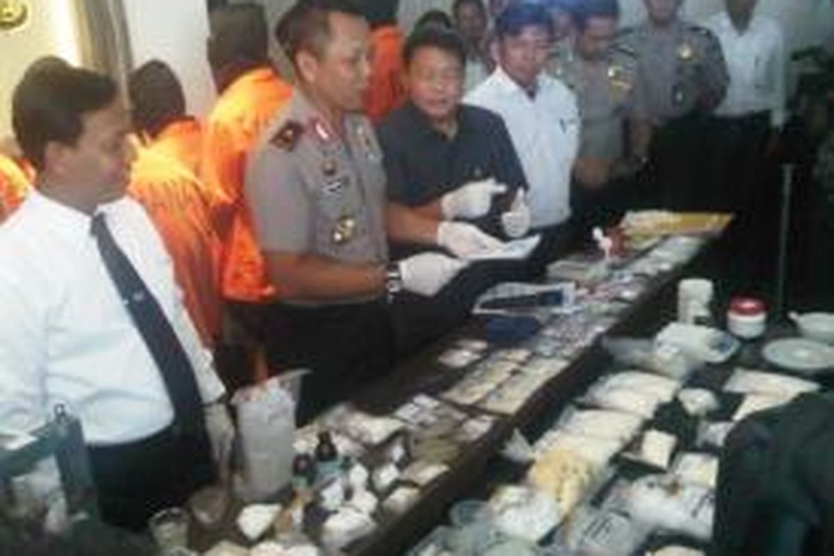 Polisi memperlihatkan yaba, narkotika jenis baru yang diduga berasal dari cina di Mapolda Metro Jaya, Senin (18/11/2013). Yaba berbentuk pil dengan berbagai macam warna
