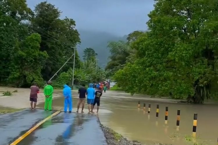 Sungai meluap hingga menutup basan jalan di sekitar Jembatan Kawanua di Kecamatan Tehoru, Kabupaten Maluku Tengah, Maluku, Rabu (22/5/2024).