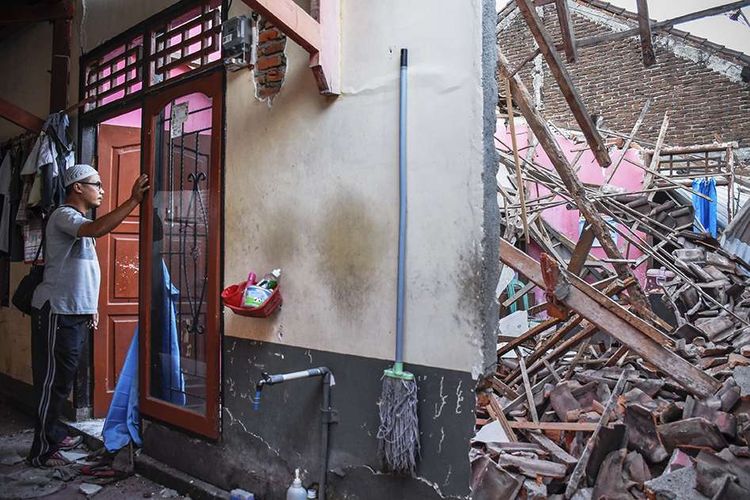 Seorang laki-laki melihat rumahnya yang sebagian temboknya roboh pascagempa bumi di Dusun Lendang Bajur, Kecamatan Gunungsari, Lombok Barat, NTB, Senin (6/8/2018). Badan Penanggulangan Bencana Daerah (BPBD) NTB mendapatkan laporan sementara jumlah korban meninggal dunia akibat gempa bumi berkekuatan 7 Skala Richter sampai dengan pukul 03.20 Wita, Senin ini, sebanyak 82 orang.