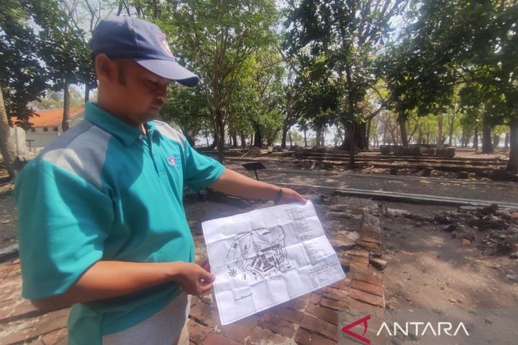 Seorang pemandu wisata sejarah menunjukan denah benteng besar pertananan di Pulau Onrust, Kepulauan Seribu, Jakarta, Kamis (16/11/2023).