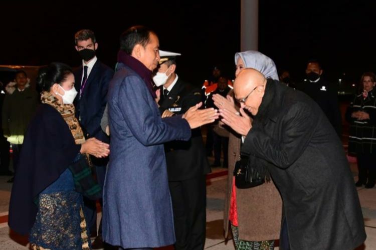 Presiden Joko Widodo dan Ibu Iriana saat akan lepas landas dari Bandara Abelag, Brussels, Belgia untuk kembali ke Indonesia pada Rabu (14/12/2022).