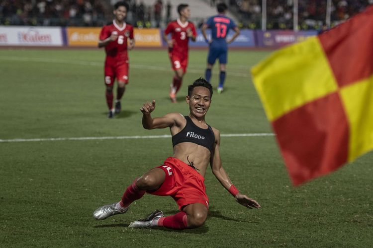 Pesepak bola Timnas Indonesia U-22 Beckham Putra Nugraha berselebrasi usai mencetak gol ke gawang Thailand pada pertandingan final sepak bola SEA Games 2023 di National Olympic Stadium, Phnom Penh, Kamboja, Selasa (16/5/2023). Indonesia meraih medali emas usai memenangi pertandingan dengan skor 5-2.