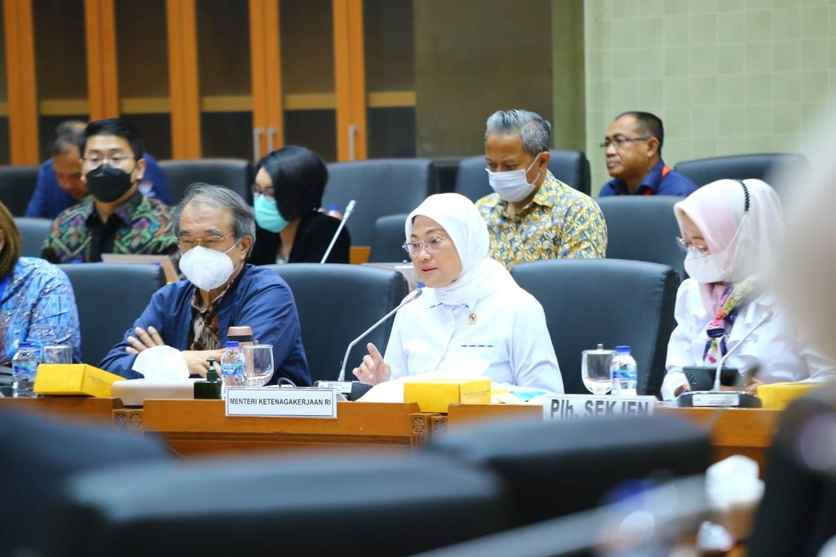 Menteri Ketenagakerjaan (Menaker) Ida Fauziyah bersama dengan Apindo dan Kadin melakukan rapat kerja dengan Komisi IX DPR RI, di Jakarta, Selasa (8/11/2022)