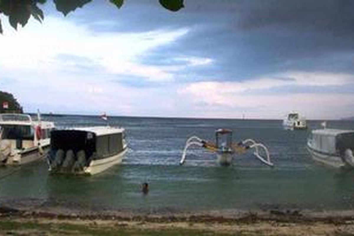 Kapal-kapal nelayan rapi berlabuh di Pelabuhan Padangbai, Kabupaten Karangasem, Bali.