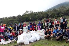 1 Ton Sampah Pendaki Ditemukan di Gunung Gede Pangrango