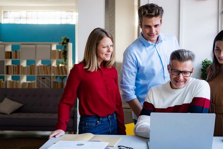 Gambar ilustrasi karyawan di sebuah perusahaan.