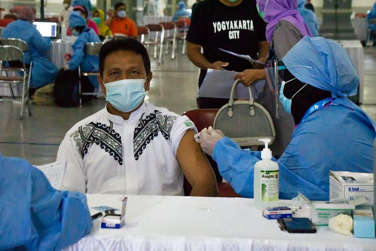 Vaksinasi massal di Yogyakarta, Senin (26/4/2021).