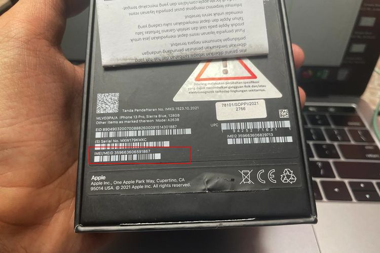 IMEI iPhone yang tertera di bagian belakang sisi bawah kotak kemasan.