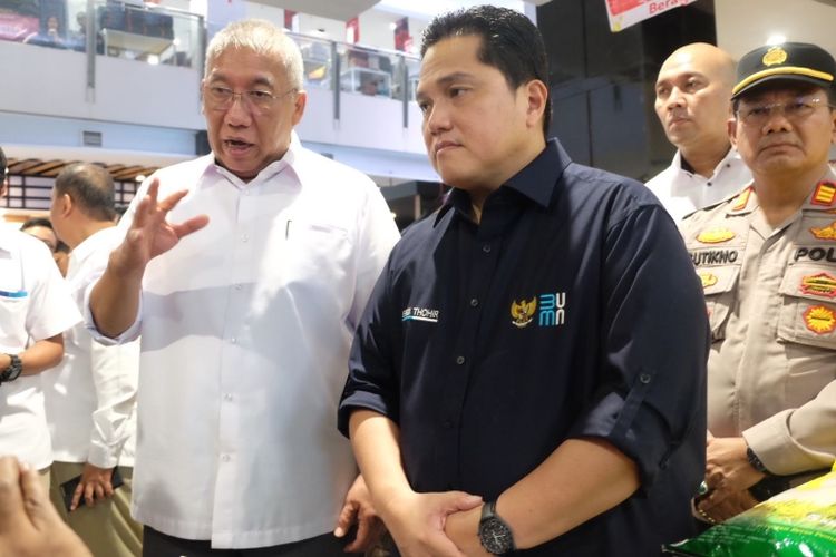 Menteri Badan Usaha Milik Negara (BUMN) Erick Thohir bersama Direktur Utama Bulog Bayu Krisnamurthi.