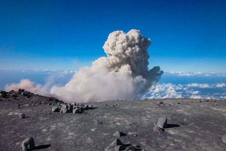 Letusan dari Kawah Jonggring Saloka Gunung Semeru dilihat dari Puncak Mahameru.