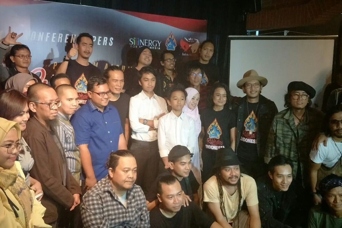 Pay BIP bersama rekan-rekan musisi dalam Jumpa pers Album Nyanyian Rumah Indonesia di kawasan SCBD, Jakarta Selatan, Selasa (1/10/2019).