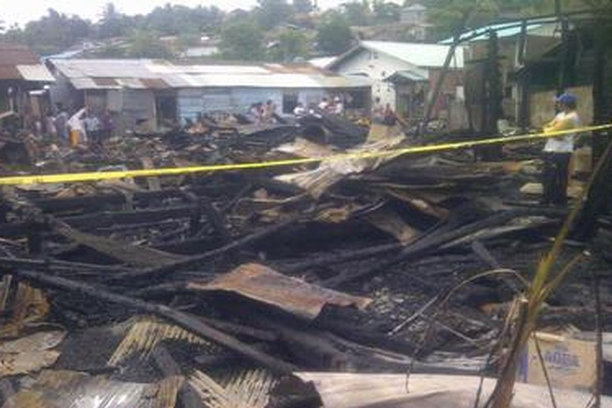 Warga melihat lokasi kebakaran di Kampung Baru Ujung, Kota Balikpapan, Kaltim, Minggu (11/8/2012) pagi. Kebakaran yang menimpa empat itu menewaskan seorang murid SD, Citra. 
