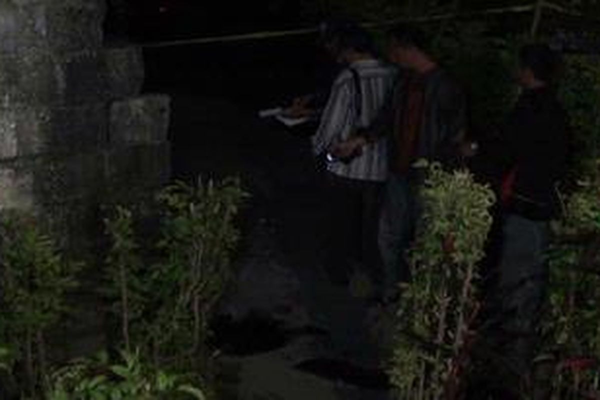 Tim Labfor Mabes Polri Cabang Denpasar melakukan olah TKP pasca penggrebekan sebuah Bungalow di Jalan Danau Poso, Sanur, Minggu (18/03/2012) yang menewaskan 3 terduga teroris.