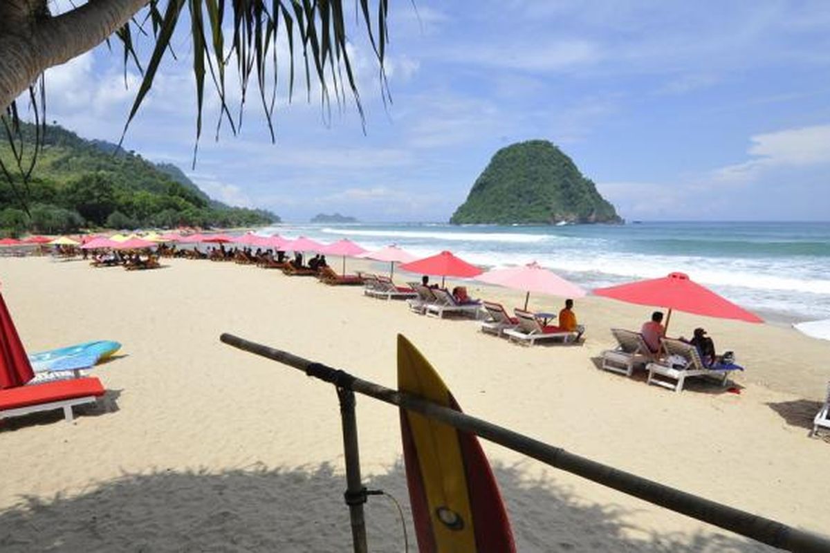 Pantai Pulau Merah di Pesanggaran, Kabupaten Banyuwangi, Jawa Timur.