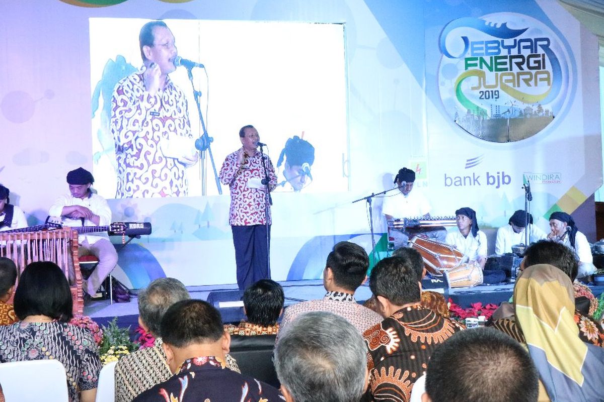 Sekretaris Daerah Jawa Barat Iwa Karniwa saat meluncurkan Program Konversi Kompor Gas ke Kompor Listrik di Jawa Barat pada Gebyar Energi Juara Tahun 2019, di Area Parkir Barat, Gedung Sate, Jalan Diponegoro, Kota Bandung, Selasa (9/4/19) lalu.