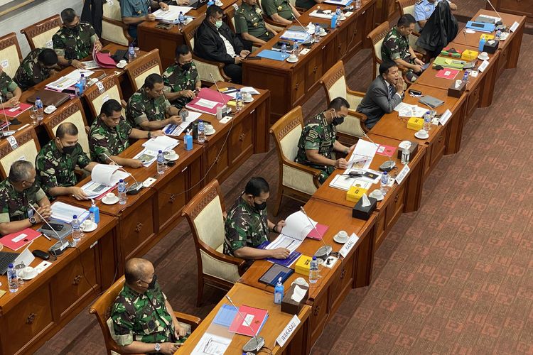 Komisi I menggelar rapat kerja bersama Wamenhan Muhammad Herindra hingga Panglima TNI Jenderal Andika Perkasa di ruang rapat kerja Komisi I, DPR RI, Jakarta, Senin (6/6/2022).