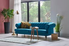 Haruskah Meletakkan Sofa Menempel ke Dinding Saat Mendekorasi Ruangan?