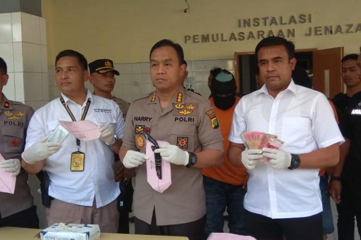 Aparat Polres Metro Kota Tangerang, Senin (6/8/2018),  mengungkap kasus perampokan dan penganiayaan terhadap pasangan pensiunan guru di Kabupaten Tangerang yang terjadi pada pekan lalu. 
