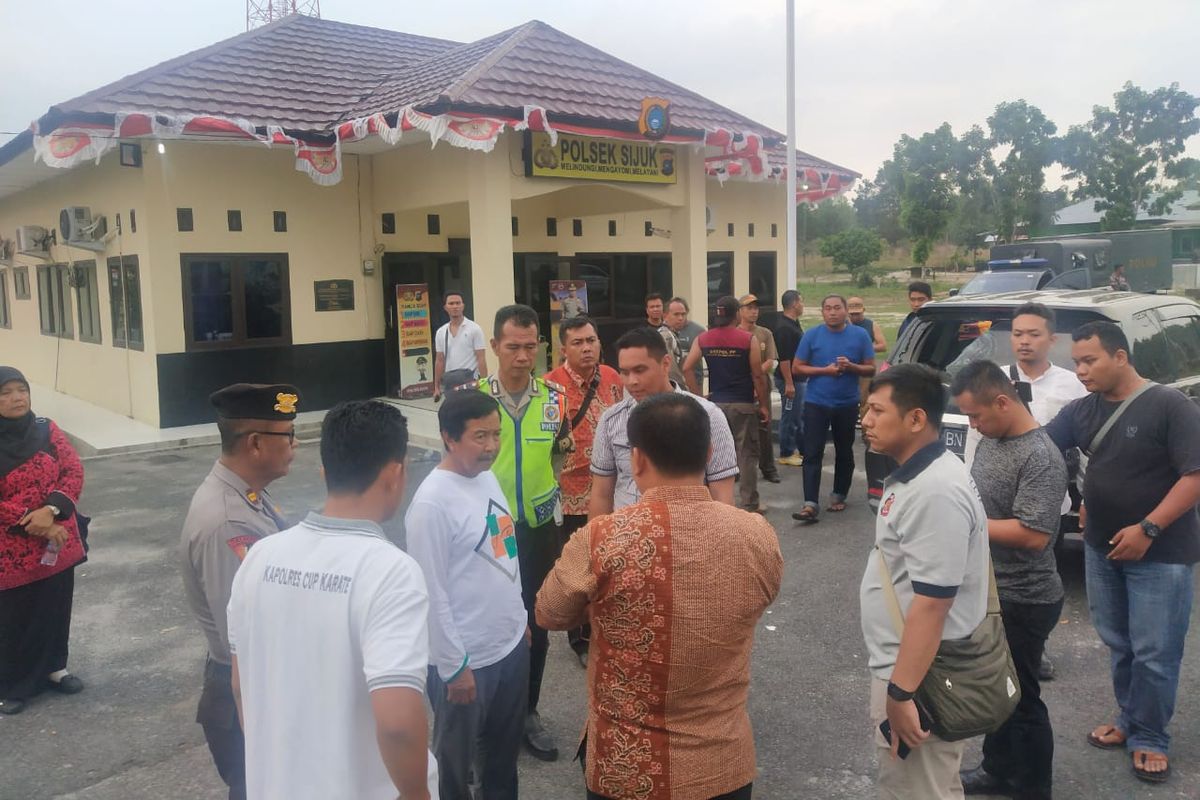 Rombongan Wagub Babel Abdul Fatah saat dievakuasi ke Mapolsek Sijuk, Belitung, Sabtu (2/11/2019).