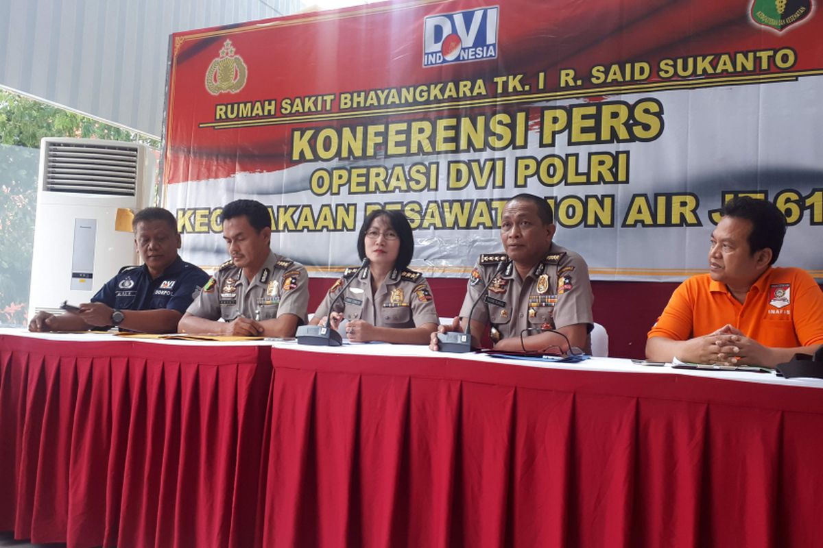 Rumah Sakit Polri Kramatjati, Jakarta Timur mengidentifikasi tujuh korban jatuhnya pesawat Lion Air PK-LQP pada Minggu (4/11/2018).