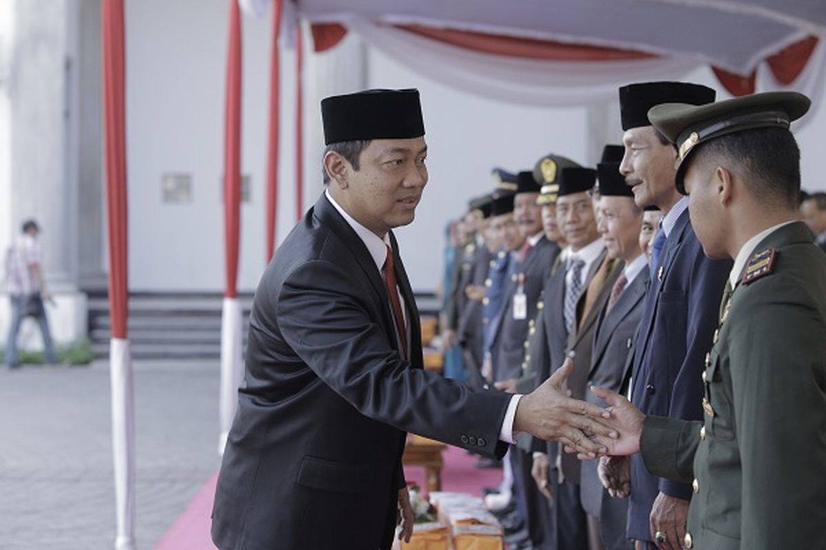 Wali Kota Semarang Hendrar Prihadi menyalimi musyawarah pimpinan daerah (muspida) di upacara peringatan Hari Kesaktian Pancasila di Halaman Balai Kota Semarang, Senin (1/10/2018). 