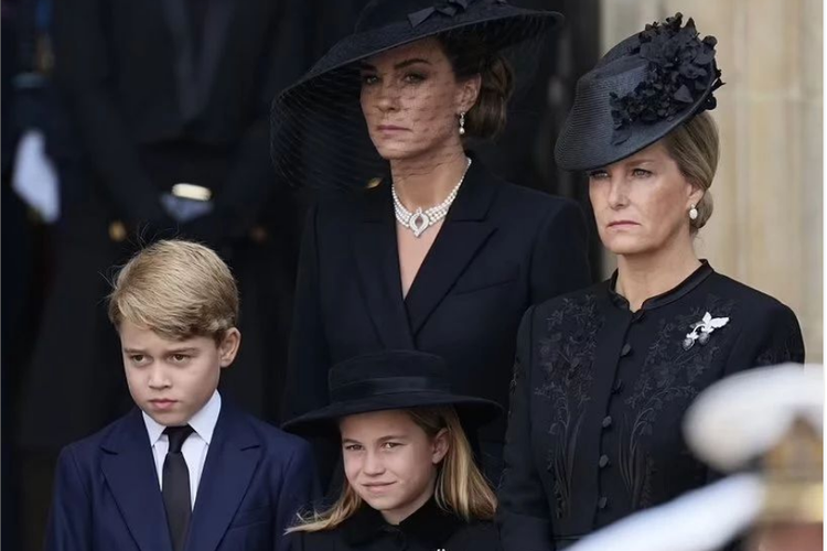 Kate Middleton hadir di pemakaman Ratu Elizabeth dengan membawa serta kedua anak tertuanya, Pangeran George dan Putri Charlotte