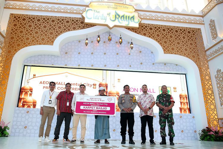 Penyerahan simbolis karpet masjid dari Aeon Mall Sentul City kepada MUI Kecamatan Babakan Madang, Kabupaten Bogor, Jawa Barat (21/3/2024).
