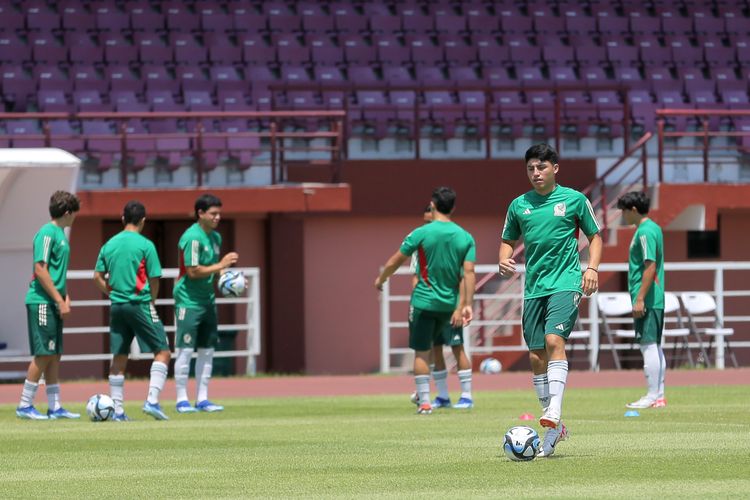 Jelang laga babak 16 besar Piala Dunia U17 2023 Indonesia Timnas Meksiko melakukan latihan di Lapangan Thor Surabaya, Jawa Timur, Senin (20/11/2023) pagi.