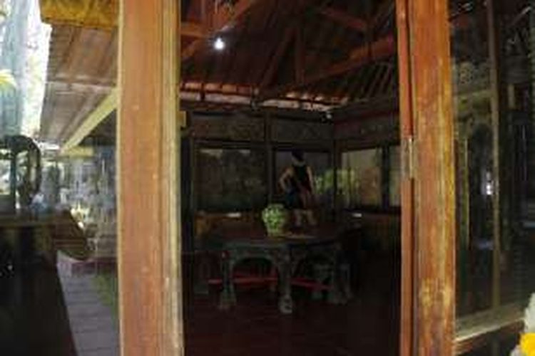 Wisatawan mancanegara tengah memandangi koleksi-koleksi Museum Le Mayeur, Sanur, Denpasar, Bali, Sabtu (15/10/2016). Museum ini adalah rumah dari pasangan pelukis Adrien Jean Le Mayeur asal Brussels, Belgia, yang tiba di Bali pada tahun 1932, dan menikahi modelnya, Ni Pollok, seorang penari legong terkenal.