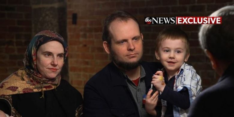 Keluarga Boyle duduk ketika diwawancarai Kepala Koresponden Investigasi ABC News, Brian Ross, pada wawancara televisi pertama mereka sejak dibebaskan dari Taliban. (ABC News).
