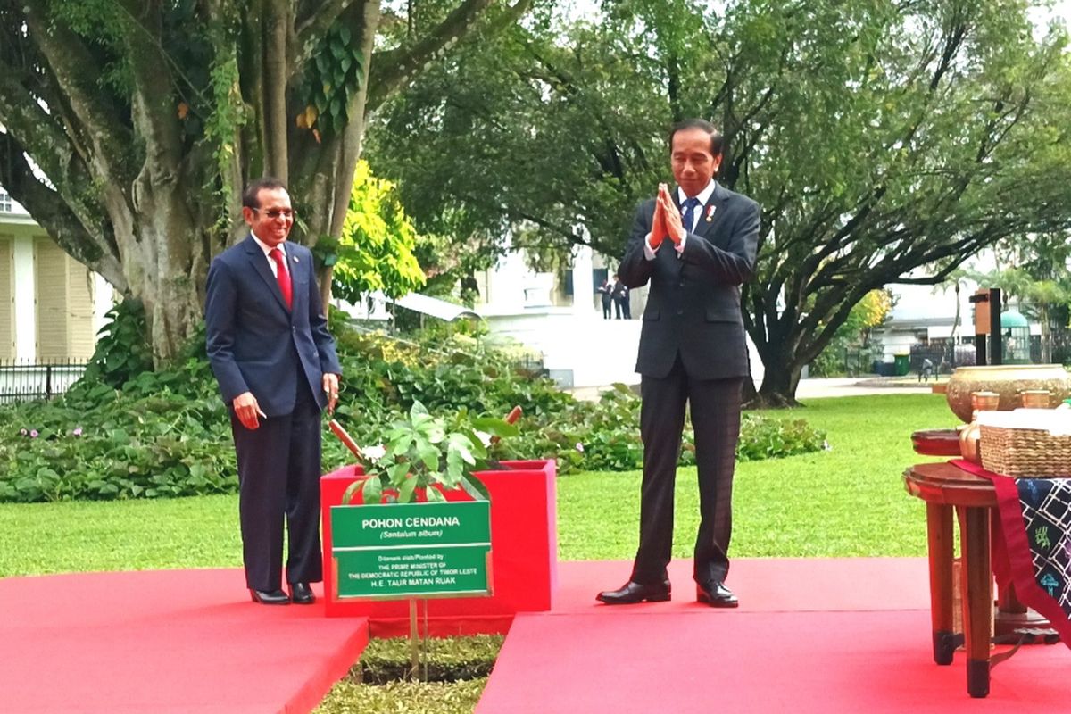 Presiden Joko Widodo dan Perdana Menteri Timor Leste Taur Matan Ruak di Halaman Belakang Istana Kepresidenan Bogor, Senin (13/2/2023).