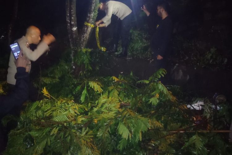 Anggota Polres Salatiga memasang garis polisi di lokasi penebangan pohon di Lapangan Bulu