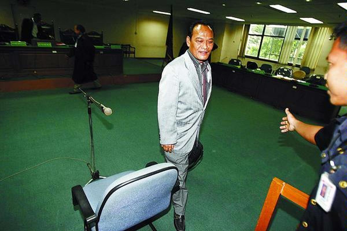 Sekretaris Daerah Kabupaten Bintan, Kepulauan Riau, Azirwan seusai mengikuti sidang pertama dirinya di Pengadilan Khusus Tindak Pidana Korupsi, Jakarta, Senin (30/6). Azirwan menjadi terdakwa pada kasus dugaan suap dalam alih fungsi hutan lindung di Kabupaten Bintan, yang melibatkan anggota Komisi IV DPR dari Fraksi Partai Persatuan Pembangunan, Al Amin Nur Nasution.  