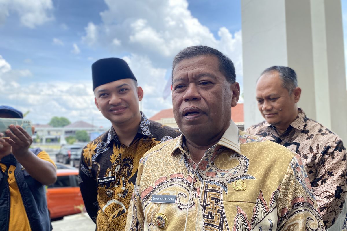 Bupati Majalengka, Eman Suherman saat menanggapi hebohnya isu dugaan hubungan gelap seorang oknum Aparatur Sipil Negara (ASN) dengan seorang wanita muda hingga hamil di kantor BKPSDM Majalengka, Jawa Barat, Kamis (2/10/2025)