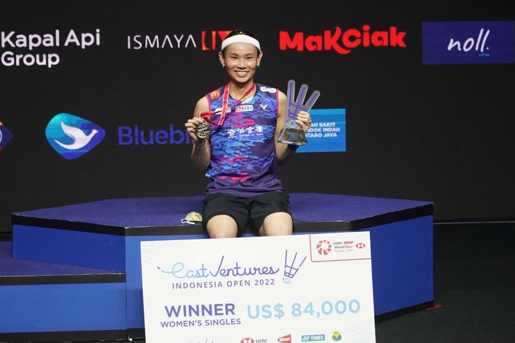 Ekspresi pebulu tangkis tunggal putri Taiwan, Tai Tzu Ying, usai menjadi juara pada turnamen Indonesia Open 2022 yang digelar di di Istora Gelora Bung Karno, Senayan, Jakarta, pada Minggu (19/6/2022).