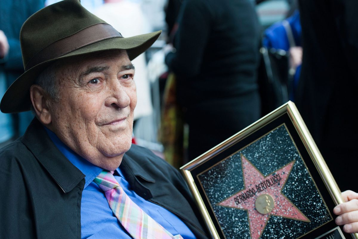 Sutradara legendaris asal Itala Bernardo Bertolucci merayakan plakat bintang Hollywood Walk of Fame di Hollywood, California, pada 13 November 2013. Bertolucci meninggal dunia pada usia 77 di Roma, Senin (26/11/2018).