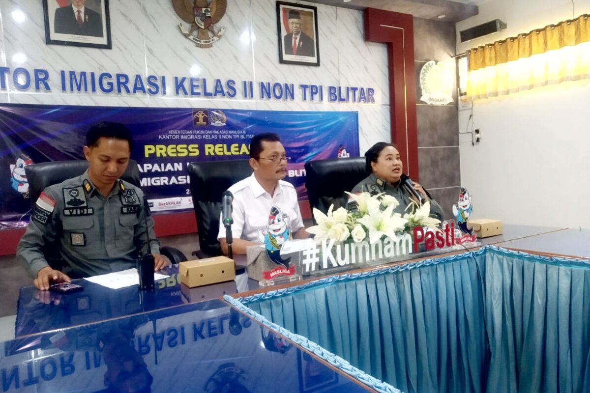 Pejabat Kantor Imigrasi Blitar memaparkan kinerja tahun 2023 pada konferensi pers, Kamis (28/12/2023)