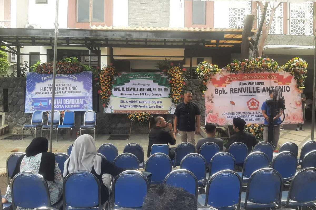 Rumah Duka Bendum Demokrat Renville Antonio dipenuhi karangan bunga, Jumat (14/2/2025) siang