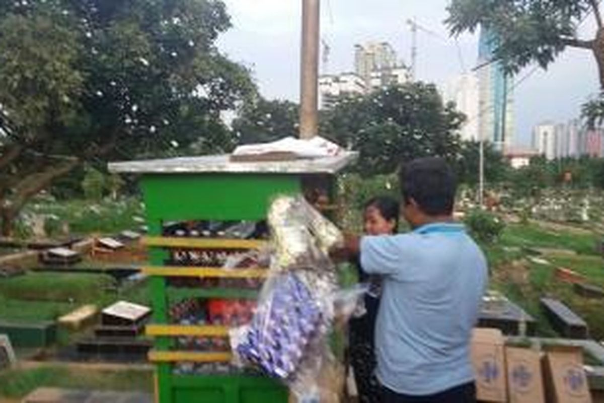 Pedagang minuman sedang menjajakan jualannya di TPU Karet Bivak, Jakarta Pusat pada Senin (28/12/2015)