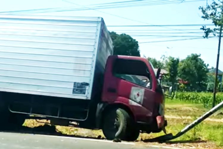 Sebuah truk box menabrak  pengendara motor siswa SMK Angkasa di Magetan. Satu korban meninggal ditempat semntara pengendara motor mengalami luka luka dan kondisi kritis.