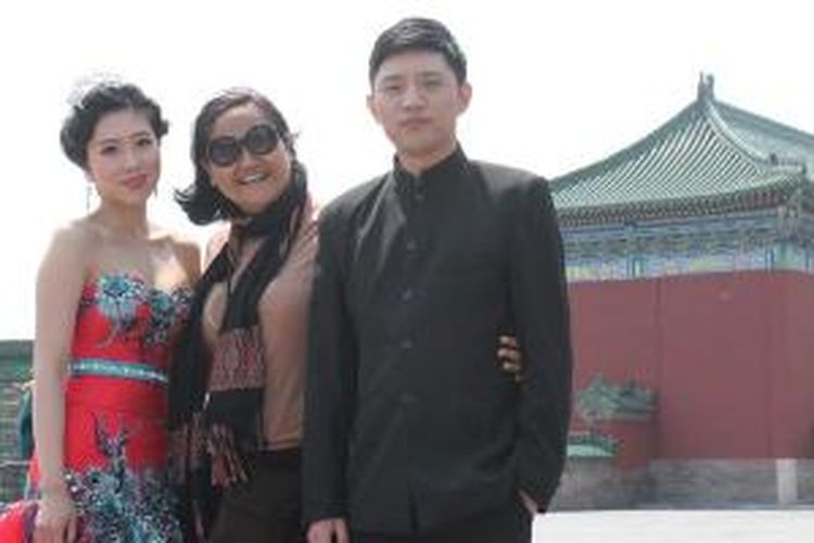 Foto bareng dengan pasangan muda yang sedang foto pre wedding di Temple of Heaven di Beijing, Tiongkok.